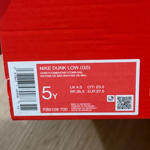 Nike
Dunk gs
Brand new - Picture 3 of 3